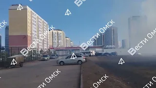 На Левом берегу Омска в районе БСМП загорелись камыши