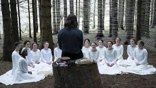 رجل يتزوج من 20 امرأة ويعيش معهم كلهم وسط الغابة The Other Lamb 