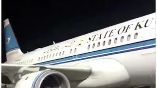  فيديو  نقل جثمان     عبدالحسين عبدالرضا   لطائرة المباركية تمهيدا  لعودته إلى الكويت قادما  من لندن دندنها