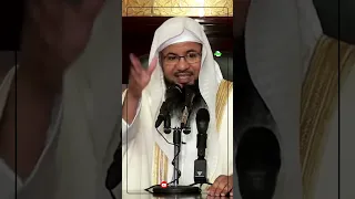 هذا الرجل أسلم علي يد الشيخ الشنقيطي أعرف السبب 