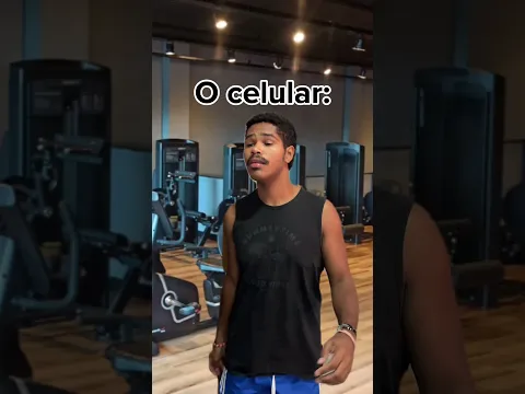 As pessoas tratando a GARRAFA na academia Vs tratando o celular: kakakakak #shorts
