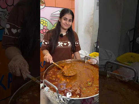 Cute लड़की बना कर खिलाती है काठी कबाब🫣😱🤣 #trending #youtubeshorts
