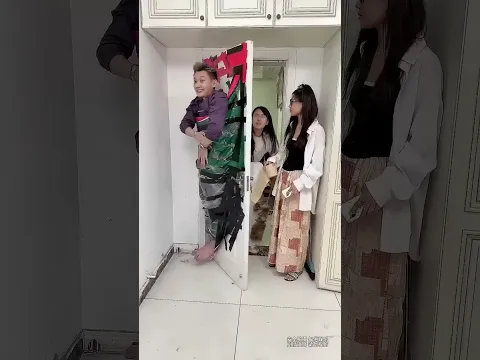 躲在门后吓姐姐，没想到她早有防备，下一秒我惨遭“连环十八重揍”！#恶搞姐妹 #搞笑 #整蛊 #funny