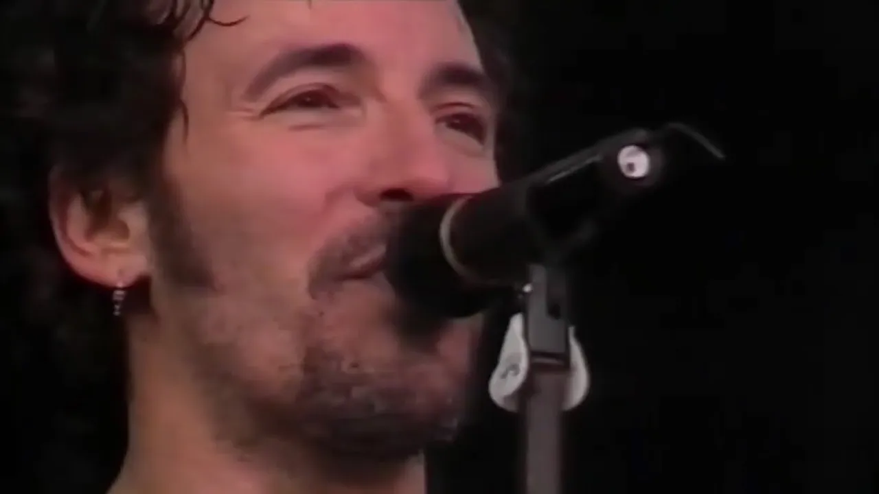 I’m on Fire - Bruce Springsteen (live at Stockholm Olympic Stadium 1993) I’m on Fire - Bruce Springsteen (live at Stockholm Olympic Stadium 1993)