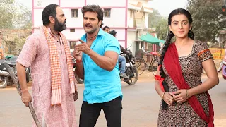 खेसारी लाल यादव के पिताजी ने डंडे से मारा अक्षरा सिंह के सामने 😂😂