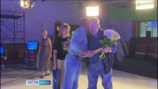 Старейший режиссер  ГТРК «Иртыш» Владимир Погодаев принимает поздравления