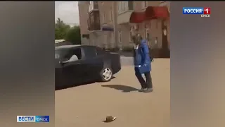 Омич в зимней шапке и куртке разгуливает по городу в 30-градусную жару