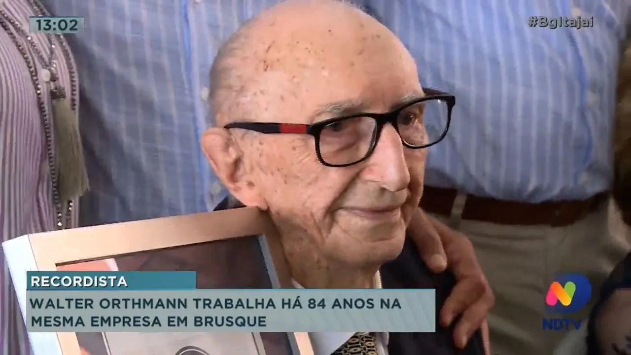 Walter Orthmann trabalha há 84 anos na mesma empresa em Brusque