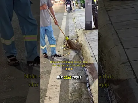 Nhân viên môi trường còn vô ý thức như này bảo sao cứ mưa là ngập 😠 #moitruong #xahoi #shorts