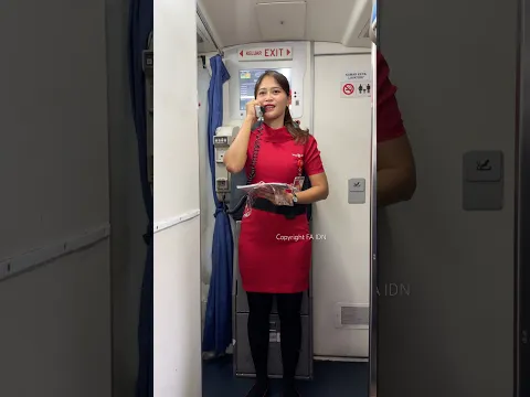 Pramugari cantik sedang announcment safety demo