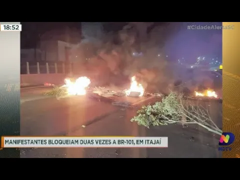 Manifestantes bloqueiam duas vezes a BR-101, em Itajaí