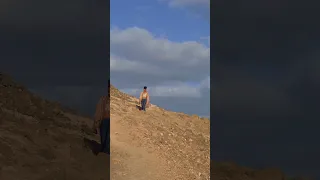 On ne s’attendait pas à un paysage aussi lunaire et désertique ici à Lanzarote 🐫