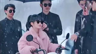 حبيبها بيسيبها بسبب انها فقيره ومتشرده بس الصدمه لما بتطلع مليارديره و اغنى بنت في الصين ملخص كامل 