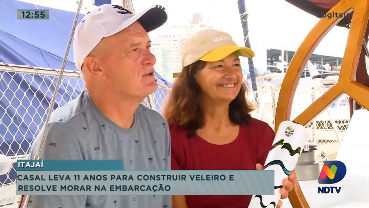 Casal leva 11 anos para construir veleiro e resolve morar na embarcação