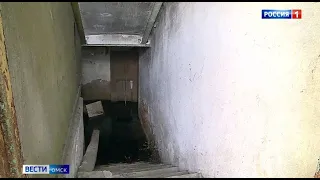 В Омске жильцы многоэтажки живут как на болоте