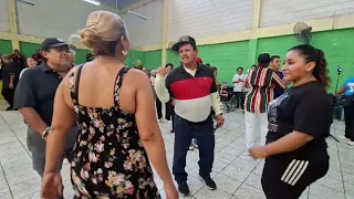 No mas mira como baila! 