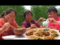 Download Lagu 家有老如有宝，奶奶下厨露一手，槐花吃法很潮流，胖妹吃到满嘴油【陈说美食】