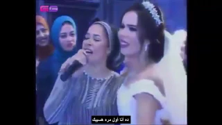 ام العروسه ولعت الفرح وفاجئت العريس والجميع بجمال صوتها وروعة أدائها                    دندنها