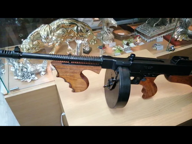 Видео-обзор Автомат Томпсона М1, гангстерская версия, США 1920 г. (полноразмерная копия)