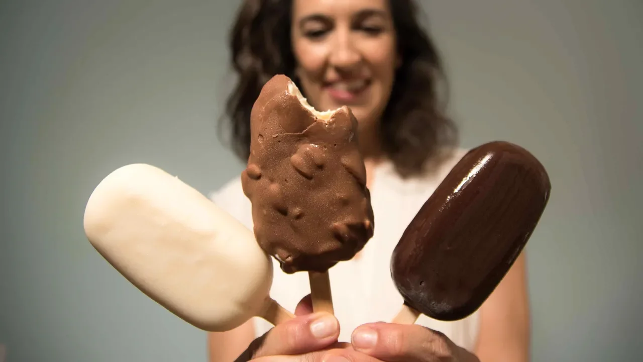 Sommerzeit ist Eis-Zeit. Wie ihr zu Hause mit einfachsten Mitteln ein leckeres Eis zubereitet, erklä. 