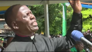 ASKOFU MWAKIBOLWA ASHINDWA KUJIZUIA AMWAGA MACHOZI MBELE YA JPM AKIOMBA 