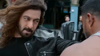 بتحبه فكراه كيوت وغلبان ولكن بلطجيه بيهجموا عليهم ف الميترو بيطر يطلع الوحش الي جواه يثبتلها العكس 