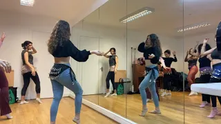                                  رقص شرقي   على رمش عيونها دندنها