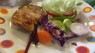 สเต็กไก่ที่ทำจากเนื้อไก่สดแล้วอบและทอด จะมีลักษณะภายในอย่างไรเมื่อสุก