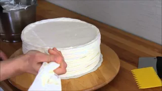 Kakun kuorruttaminen suklaalla. 