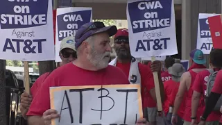 AT T workers strike on Poydras Street