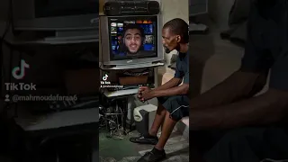 سيداتي سادتي نقدم لكم نشرة الأخبار الثامنة والتاسعة تم القبض على ذلك الرجل الأسود 