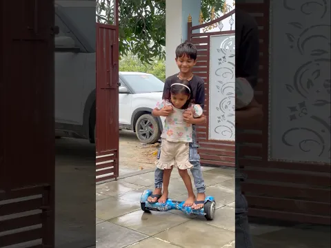 Bahan ko leke hoverboard chalaya 😁