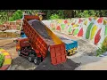 Download Lagu AKSI KE 41 ‼️ Proyek Perbaikan Jalan Rusak Rc Truk Hino Trailer VS Tronton Angkut Pasir Susah Belok 