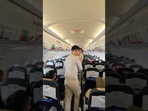 Pramugara Ganteng Super Air Jet Sedang Bekerja dalam Pesawat