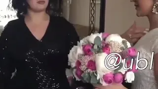 مع او ضد البنت تبوس امها كذا 