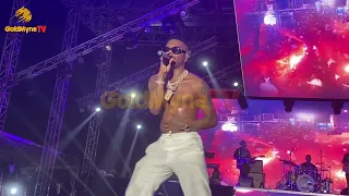 wizkid special moment at his concert as he performs hit old tunes