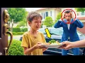 Download Lagu Miljonair komt terug van reis en vindt zoon smekend om eten bij de buren! Wat hij ontdekt