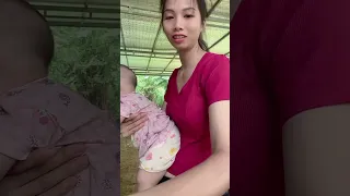 mama muda menyusui kelihatan uting