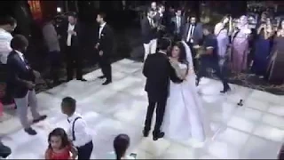 عروسه تفاجئ حبيبها وتغنى أغنيه لتامر عاشور بأحساس فوق الخيال 