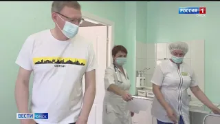 Губернатор Александр Бурков сделал прививку от коронавируса