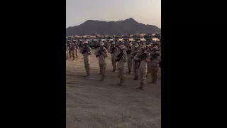 الامير متعب بن عبدالله يرفض انه يركب السياره وحب يمشي لجنود الحرس الوطني 