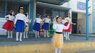 الاكل الصحي والدار استعراض طالبات الصف الثالث 