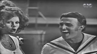 مسرحية موسيكا في الحي الشرقي صاحبك اللي عامل نفسه فاهم كل حاجة وهو مش فاهم أي حاجة 