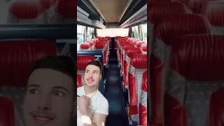 طفل قاعد يغني في الباص 