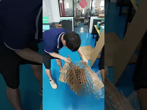 Verkaufen Sie überschüssige Kartons nicht billig an Recycler. Verwandeln Sie ungenutzte Kartons mit dem Kartonzerkleinerer-Expander in praktisches Polsterpapier.