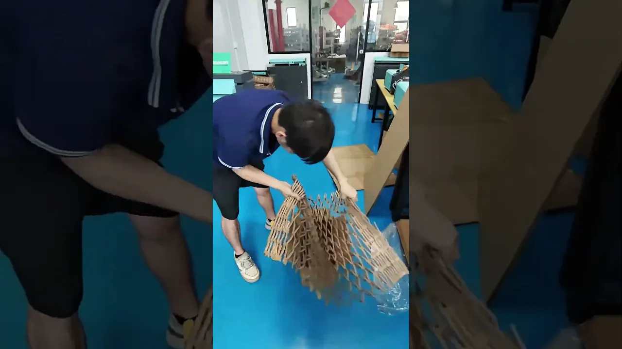 لا تبع الكراتين الفائضة بثمن بخس لإعادة التدوير. أعد استخدام الكراتين غير المستخدمة في ورق توسيد مفيد باستخدام آلة تمزيق وتوسيع الكرتون.