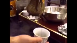 كيف تصب القهوة من الدلة دندنها