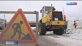 Для уборки снега на улицы Омска вышла спецтехника
