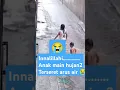 Download Lagu Anak main hujan hujanan tiba tiba jatuh dan terseret air selokan semoga segera di temukan #info