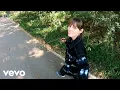 Download Lagu Sasha Alex Sloan - Matter To You (Official Video)